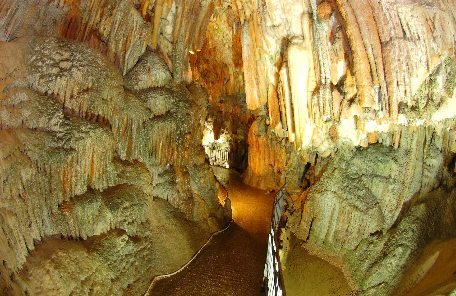 Drogarati Cave